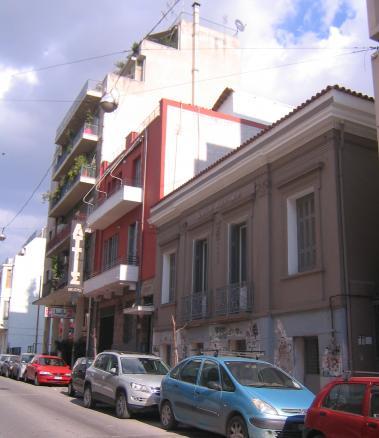 Φωτογραφία 3: Αναπαλαιωμένη μονοκατοικία στο Μεταξουργείοεπιλεκτική διατήρηση νεοκλασικών στοιχείων (κίονες, μπαλκόνια, παράθυρα, σκεπή), προσωπικό αρχείο Η αποτύπωση της πολιτιστικής διάκρισης στο