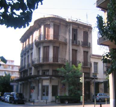 από την κατοικία αλλά και μέσα από τις χρήσεις γης είναι πιο εμφανές από ότι στο βόρειο της Θερμοπυλών τμήμα, όπου η διαδικασία εμφανίζεται σε σημεία και μόνο.
