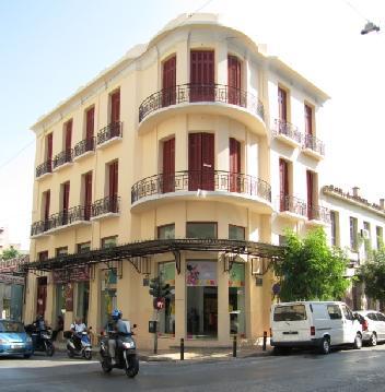 Φωτογραφία 17α: Αύγουστος 2009 Εικόνα 17β: Ιούλιος 2011 κτήριο που ανακαινίζεται και επαναχρησιμοποιείται ως κατάστημα ρούχων, προσωπικό αρχείο Από το 2009 που ξεκινάει η επιτόπια έρευνα της περιοχής