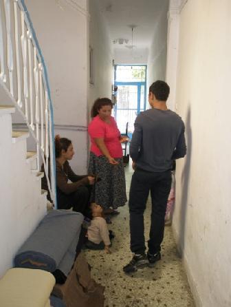 εμφάνιση των gentrifiers, τη διαμόρφωση του χάσματος γαιοπροσόδου και την ανάπτυξη κερδοσκοπικών συμπεριφορών από τους ιδιοκτήτες των ακινήτων, οι περισσότερες οικογένειες των τσιγγάνων εκτοπίζονται.