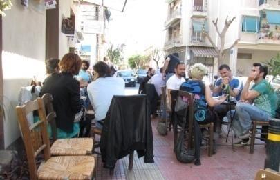 Η έξοδος στο καφενείο συνδέεται με την ανάγκη αναζήτησης της αυθεντικότητας μέσω της καθημερινότητας στο αστικό χωριό του Μεταξουργείου.