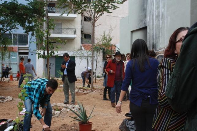 Φωτογραφία 24: Ημέρα guerilla gardening (9/10/2010) στο Μεταξουργείο, ο κήπος επί της οδού Κεραμεικού: στο κέντρο διακρίνεται ο τότε υποψήφιος δήμαρχος της πόλης, προσωπικό αρχείο Αναφορικά με τις