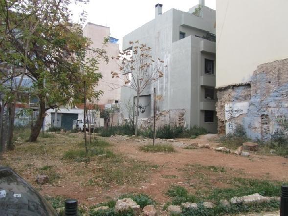 Φωτογραφία 25: Ο κήπος επί της οδού Κεραμεικού σήμερα (2013), προσωπικό αρχείο Στο ίδιο πλαίσιο, τα μέλη της Πρότυπης Γειτονιάς, τον Δεκέμβρη του 2011 εγκατέστησαν μια προσωρινή παιδική χαρά ένα