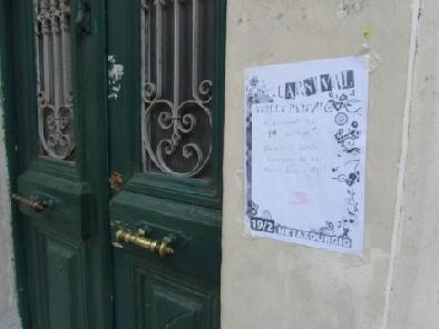 την Καθαρή Δευτέρα, που προσπαθεί να αναβιώσει το αποκριάτικο πνεύμα στην Αθήνα. Το καρναβάλι προπαγανδίζεται στη γειτονιά με αφίσες σε διάφορες γλώσσες που καλούν τη συμμετοχή των μεταναστών.