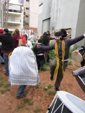 αποτελούν προέκταση της ανάγκης για ξέφρενη διασκέδαση σε όλους τους χώρους της περιοχής και την αναπαραγωγή διονυσιακών καταστάσεων.