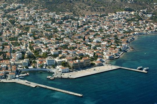Σπέτσες Από τα ομορφότερα και πιο κοσμοπολίτικα νησιά του Αργοσαρωνικού. Τα πρώτα δείγματα ανθρώπινης ύπαρξης χρονολογούνται από τη μεσολιθική εποχή, γύρω στο 8.000 π.χ., και στην αρχαιότητα ονομαζόταν Πιτυούσα λόγω των πολλών πεύκων της.