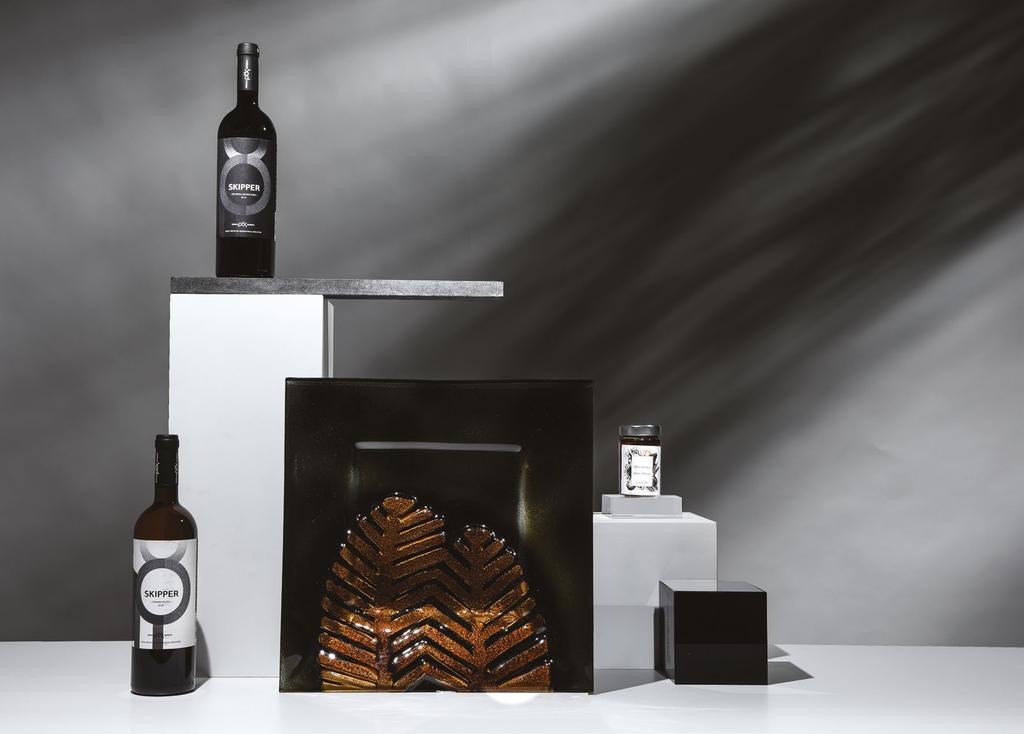 71 Bag with Leather For 2 #1866A 1b. Oenops Apla White 0.75lt 1b. Alpha Estate Syrah 0.75lt Glass Tray #1865B 2b. Spiropoulos Estate Petra Agiorgitiko 0.75lt 1p.