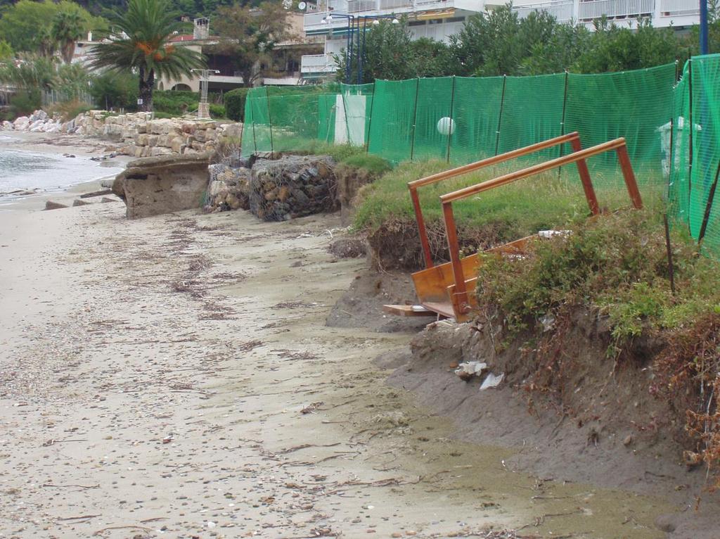 Εικόνα 29: Αυτοσχέδιες κατασκευές προστασίας (βόρειο τμήμα παραλίας Φούρκας) Οι ζημιές που έχουν προκληθεί λόγω απομείωσης του πλάτους της ακτής και αναρρίχησης των ορμητικών κυματισμών, είναι