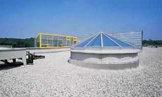 . Atvirkštinių stogų sistemų apšiltinimas Izoliacija STYROFOAM, naudojama atvirkštiniams stogams, suteikia konstrukcijai nebejotinus privalumus, tokius kaip: Hidroizoliacijos sluoksnio apsauga