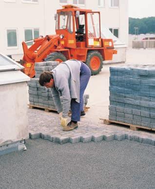 Betoninių trinkelių klojimas Gamyklinės betoninės plokštės ant laikiklių STYROFOAM 00/00 Hidroizoliacinė danga Laikančioji betono plokštė pav.