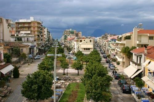 Πλατεία τριών ναυάρχων Ο Πεζόδρομος της Τριών Ναυάρχων, είναι ίσως η μεγαλύτερη πλατεία της πόλης, κατά μήκος της οποίας βρίσκονται πολλά μεζεδοπωλεία, οβελιστήρια, πιτσαρίες και εστιατόρια.