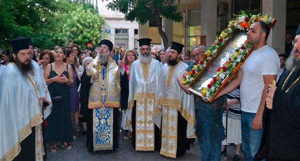 Κοντὰ βρίσκεται καὶ ὁ Υἱός της, ὁ Κύριος ἡμῶν Ἰησοῦς Χριστός, ποὺ παίρνει τὸ πνεῦμα της σὲ μικρογραφία.