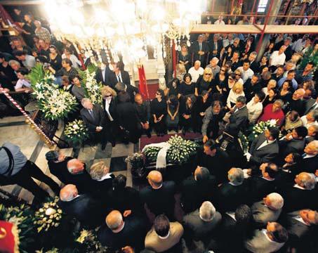 Δεν πρόλαβες να τελειώσεις την ζωγραφιά που έφτιαχνες. Δεν πρόλαβες καλά - καλά να πλύνεις τα πινέλα σου. Ούτε να χαιρετήσεις τα αγαπημένα σου πρόσωπα.