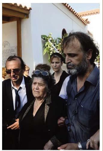 Το 1998, σε συνεργασία με το Ίδρυμα Τσαρούχη, επαναφέρει στη σκηνή την επινόηση της "ολόσωμης αποθέωσης", ανεβάζοντας το ηρωικό έργο "Αθανάσιος Διάκος".
