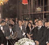 Το 1982 δίνει παραστάσεις στην Ολλανδία και παρουσιάζεται στο Φεστιβάλ θεάτρου Σκιών του Ανατολικού Βερολίνου.
