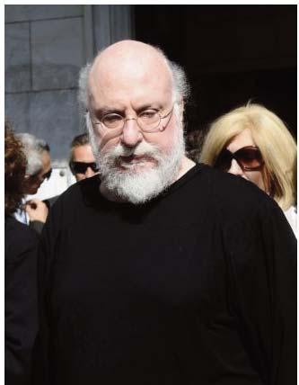 Και μαζί μία ολόκληρη εποχή, γεμάτη νοσταλγία, αθωότητα, τιμιότητα και όνειρα. Εκλαιγαν όλοι σαν να αποχαιρετούσααν έναν άνθρωπο της οικογένειάς τους.