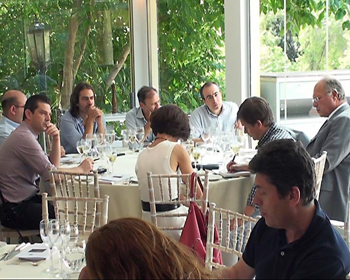 Το Προεδρείο του Συνδέσμου παρέθεσε γεύμα εργασίας στους δημοσιογράφους που καλύπτουν το ρεπορτάζ του ΥΠΕΚΑ, στην Αίγλη Ζαππείου, στις 14-7-2011.