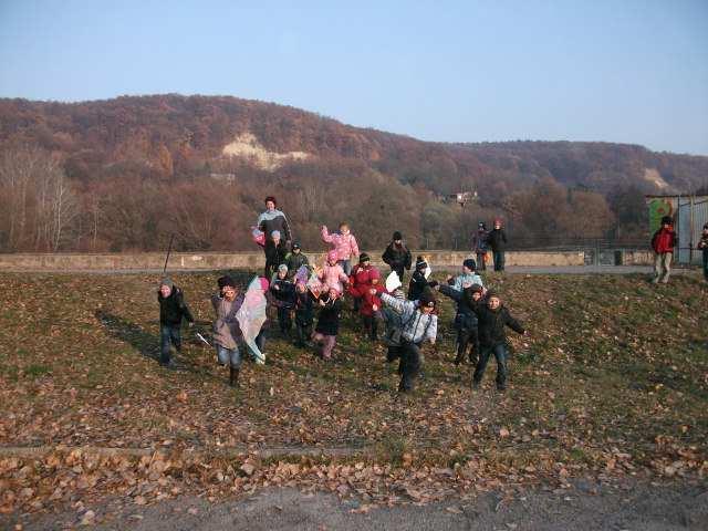 15.novembra sme s kamarátmi zo školského klubu absolvovali Šarkaniádu pri splave na jazere. Vetrík dul a naše vlastnorune vyrobené šarkany lietali ako o život.