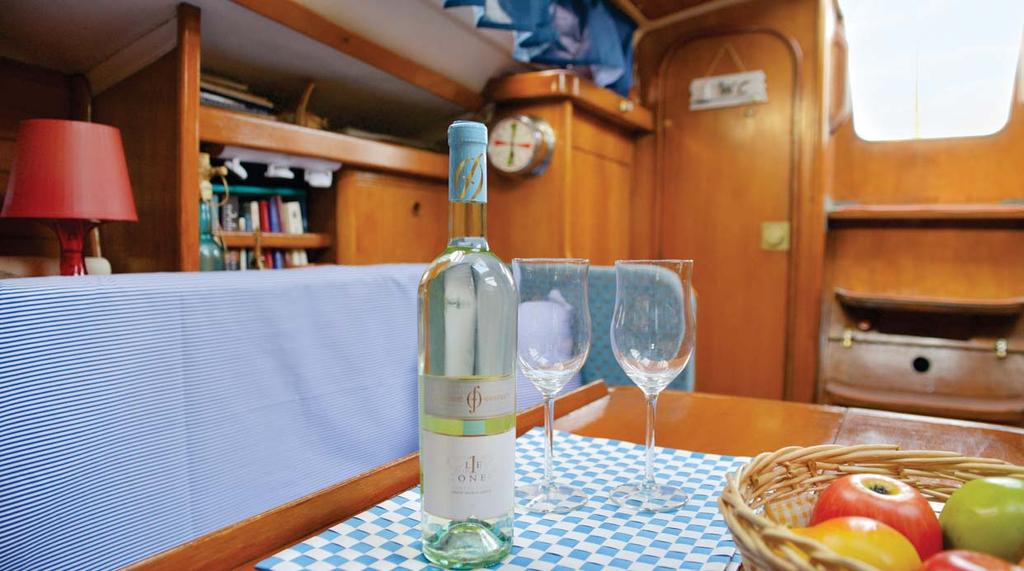 BENETEAU 320 The price includes Boat with equipment for a week, the fee of the skipper, boat safety, tender with outboard engine, 400 lt water,