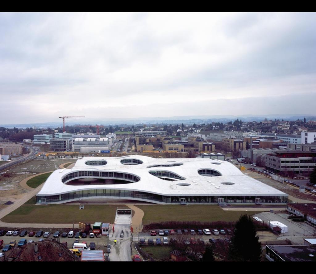 Παραδείγματα προσβάσιμων κτηρίων 3_Rolex Learning Center_SWITZERLAND SANAA architects Έχει κεκλιμένα επίπεδα