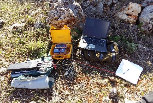 τροφοδοτεί το έδαφος με ηλεκτρικό ρεύμα μεγάλης έντασης. Το παραπάνω κύκλωμα αποτελεί τον πομπό εκπομπής των ηλεκτρομαγνητικών κυμάτων.