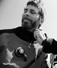 Ο Στρατής είναι εκπαιδευτής σπηλαιοκατάδυσης και λάτρης των σπηλαίων.