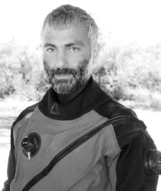 Ένας ταξιδιώτης του κόσμου που αναζητά νέες προκλήσεις και οπτικά ερεθίσματα. Η βάση του βρίσκεται στην Αντίπαρο.
