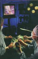 دانستنی ٢4 آلودگی میکروبی حین جراحی درون بینی (آندوسکوپی) 33 در جراحی درون بینی جراح داخل بدن بیمار را روی صفحه ی نمایش یک نمایشگر ویدي ویی می بیند.