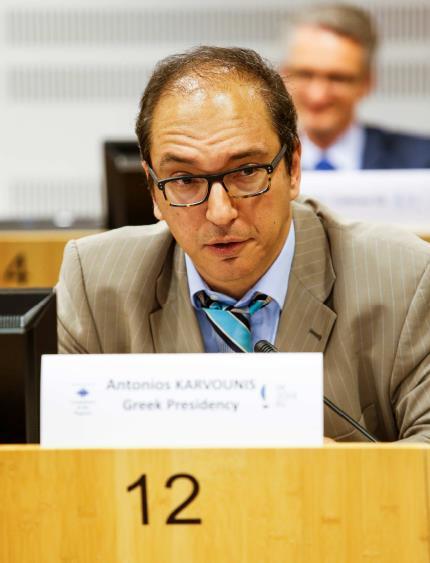 αναζητούν τρόπους να ξεπεράσουν την οικονομική κρίση και να θέσουν τις βάσεις για την οικονομική ανάκαμψη, η θεσμική αρχιτεκτονική της νέας πολιτικής συνοχής της ΕΕ απονέμει στους ΕΟΕΣ ενεργό ρόλο