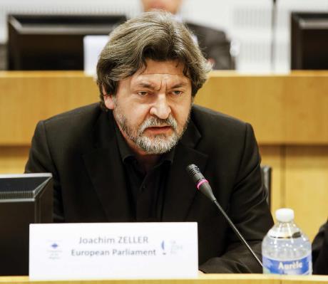 Από την άποψη αυτή, επεσήμανε ότι δεν ήταν καθόλου εύκολη η προσπάθεια αναθεώρησης, καθώς δεν έχει γίνει αντιληπτό ότι οι ΕΟΕΣ δεν λειτουργούν ανταγωνιστικά προς τις εθνικές αρχές όσον αφορά τον