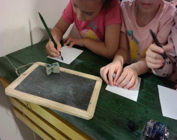 Δραστηριότητες για παιδιά Γυμνασίου-Λυκείου στο Μουσείο Ελληνικής Παιδείας Θεματικές Προβολές: Σε όλες τις αίθουσες του μουσείου μπορούν να γίνουν διάφορες προβολές όπως Ιστορία της γραφής, Ιστορία