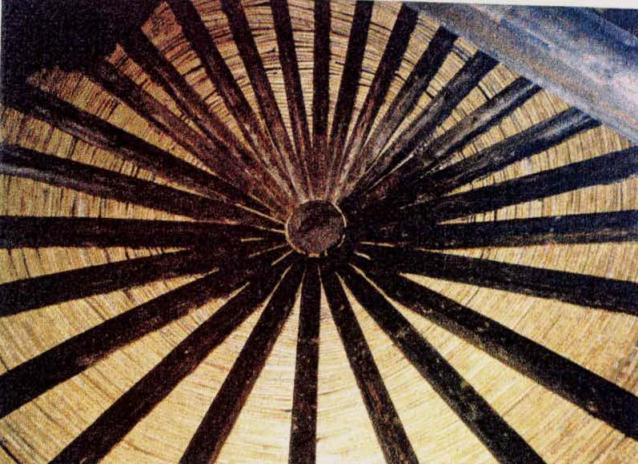 Εσωτερικό χόρτινης τρούλας με καλάμι (Βασιλική Παπαγγελίδου) Για να μπορεί να περιστραφεί η φτερωτή ανάλογα με τη διεύθυνση του αέρα, επινοήθηκε το χώρισμα της στέγης σε δύο μέρη: Στη σταθερή βάση