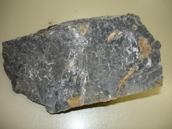 Fotografija 2: Temnosivi apnenec Apnenec je sedimentna kamnina, ki jo sestavlja kalcijev karbonat (CaCO 3 ), kot mineral kalcita in aragonita, poleg tega pa tudi dolomit (CaMg(CO 3 ) 2 ).