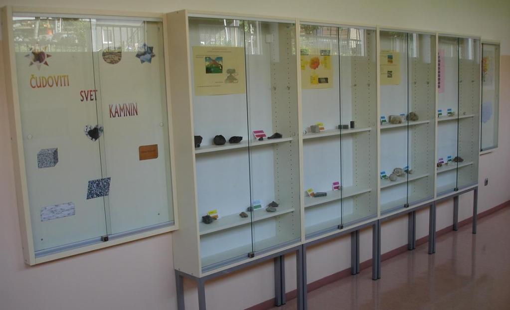 Z novimi kamninami smo obogatili našo zbirko kamnin in postavili stalno razstavo kamnin na hodniku pri geografski