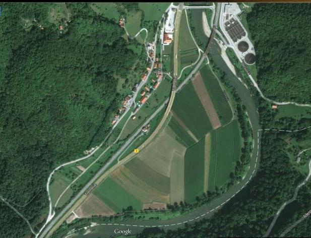 Slika 40: Meander reke Savinje v Tremerjih z nasipino (Vir:»Google Zemlja«, februar 2014) Fotografija 41: Nasipavanje reke Savinje v Tremerjih Reka je prinesla tudi kamnine, ki močno spominjajo na