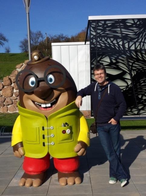 Fotografija 42: Tomaž Majcen in krtek Oli maskota doživljajskega parka Vulkanija na Goričkem (Lastnik fotografije je Tomaž Majcen) Matej: Kako se poklic geologa povezuje z gradbeništvom?