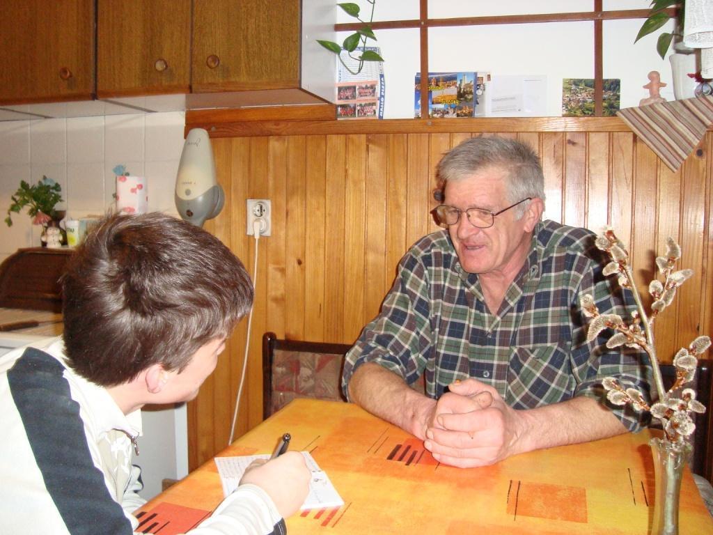 5. Intervju z domačinom Albinom Lokarjem Kot raziskovalca me je zanimalo območje Polul in Miklavškega hriba. Da pa bi kaj več izvedel, sem se srečal z domačinom Albinom Lokarjem.