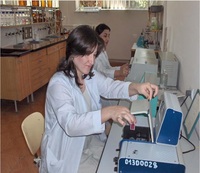 Atmosfer havasının çirklənməsinin monitorinqi laboratoriyası Analizlərin yüksək səviyyədə icra olunmasını təmin edən müasir cihaz və avadanlıqlarla («Палладий-3» qaz analizatoru, «КФК-3Ц»