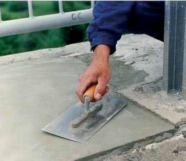 30 Sanacijske malte Z naraščanjem agresivnosti okolja se je s časom začela zmanjševati trajnost betona in betonskih konstrukcij, razni procesi, ki se odvijajo na površini in v notranjosti betona