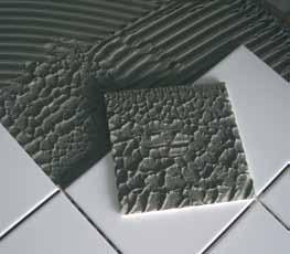 oblog večjih dimenzij, do zahtevnejšega lepljenja keramike in ostalih oblog na problematične podlage v bazenih, na terasah, na obremenjenih površinah ali na površinah s talnim ali stenskim gretjem.