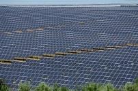 Spotrebiteľská chémia Častejší typ elektrární využíva žľabový kolektor, dlhé parabolické zrkadlo, ktoré sústreďuje slnečné svetlo na tmavý absorbér rúrku naplnenú kvapalinou s vysokou tepelnou