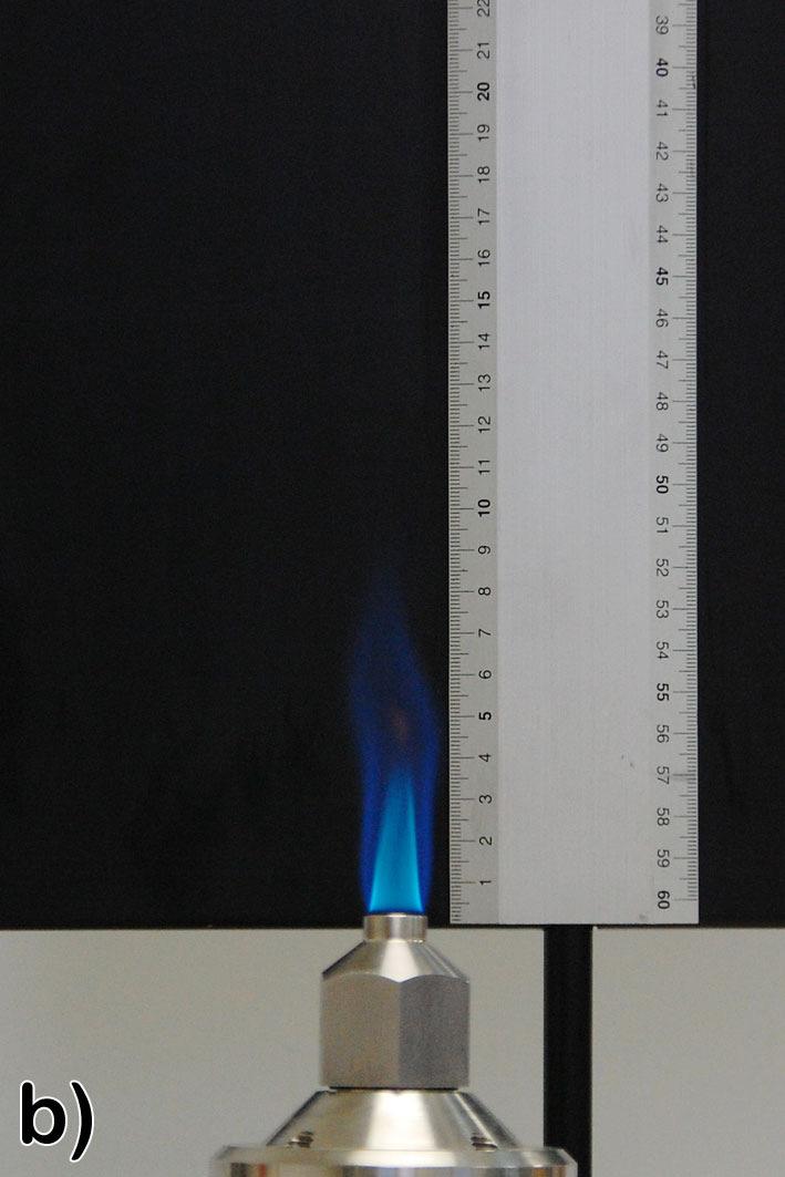 Slika 2: a) difuzijski plamen, b) kinetični plamen Tako difuzijski kot kinetični plamen je lahko, odvisno od lastnosti vrtinčenja, laminaren ali turbulenten (slika 3).