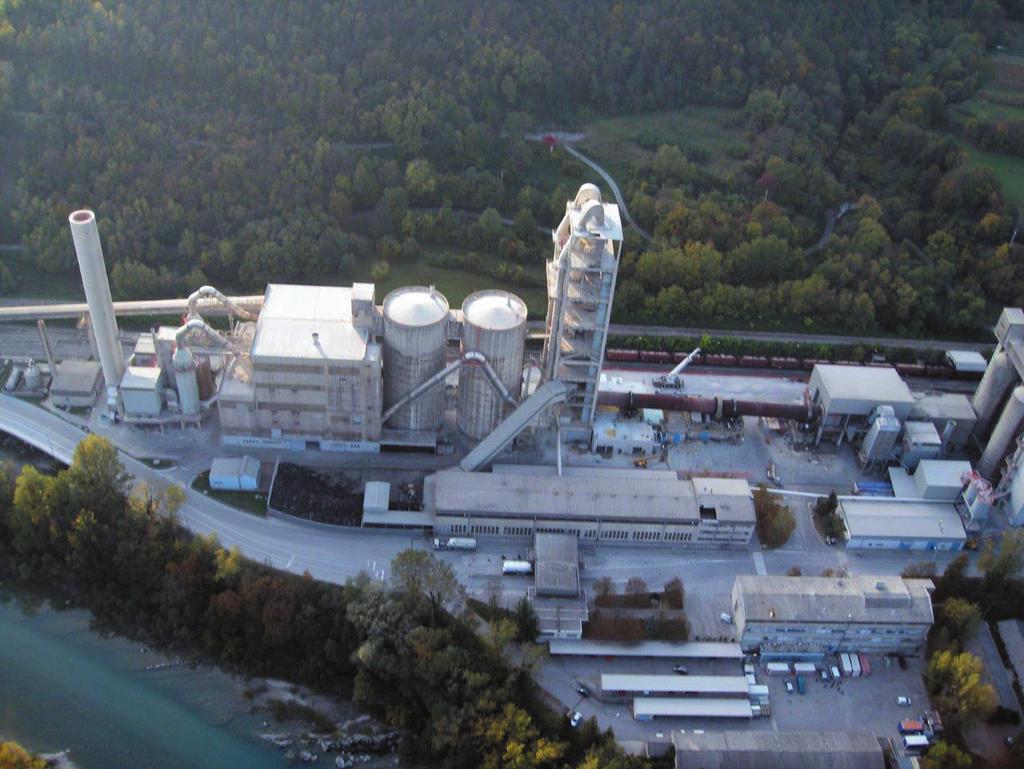 Cementarna Salonit Anhovo najprej po lestvi spustili v silos, po vrnitvi iz njega pa so si obleko in lase le otrepli z roko.