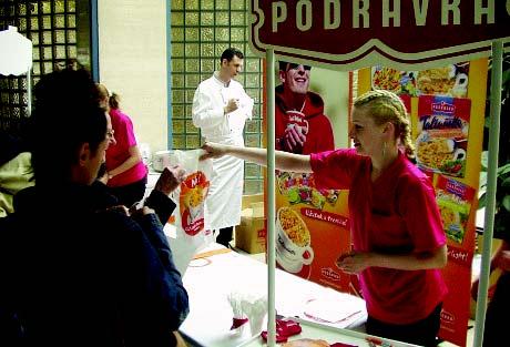 Potom se akcija nastavlja organiziranjem anketa, nagradnih igri i degustacija na nekoliko zagrebaëkih lokacija - Ekonomskom fakultetu, Studentskom domu Stjepan RadiÊ i 14.