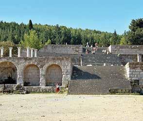 Στην Κω θα συναντήσετε ψηλόλιγνους φοίνικες, απέραντες αμμουδερές παραλίες και ιστορικά αξιοθέατα από διαφορετικές περιόδους και εποχές: αρχαιοελληνικά, ενετικά και οθωμανικά σε μια αρμονική