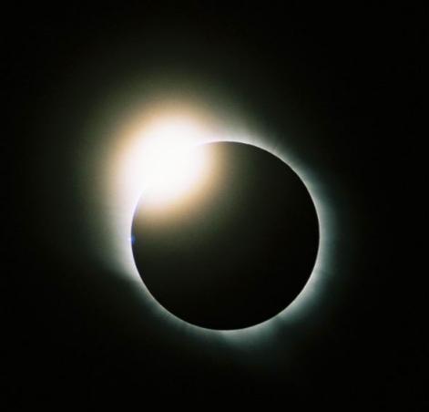 već ostane prsten Sunčevog diska oko Mjeseca.