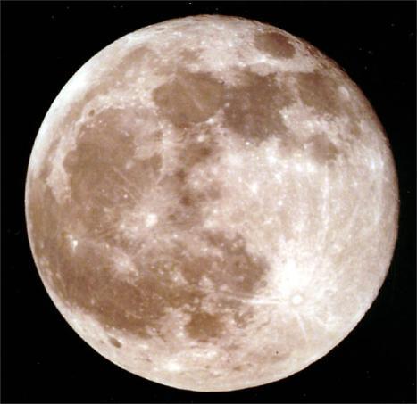 Bez pomagala promatranjem Mjeseca uočavamo tamnije dijelove, mora i svjetlije dijelove koji čine udarne kratere i
