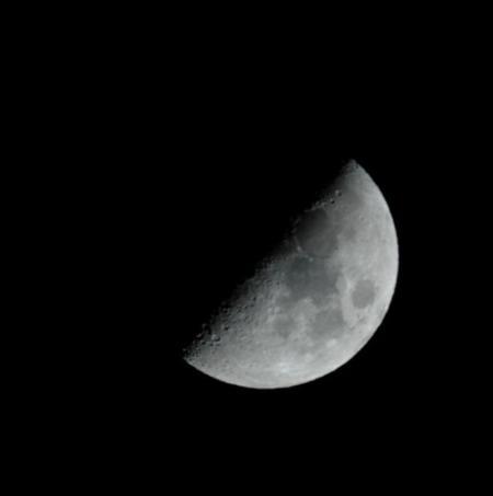 Dugotrajnim promatranjem možemo zamjetiti prolazak kroz faze, ali i kako nam Mjesec uvijek pokazuje istu stranu.