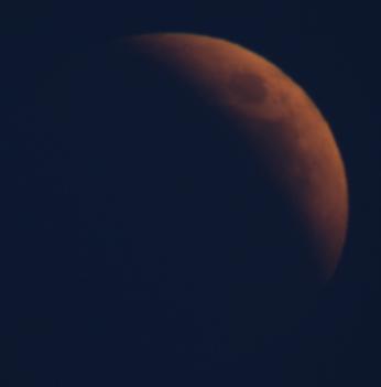 Tijek pomrčine možemo pratiti postupnim zamračivanjem Mjesečevog diska. Tijekom od nekoliko sati, Mjesec će ulaziti u Zemljinu polusjenu i zatim u sjenu kada će poprimiti lijepu crvenkastu boju.