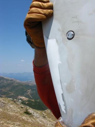 4.3. Έκτακτη συντήρηση-βλάβες Συχνές ζημίες γίνονται στα φτερά από τους κεραυνούς οπότε και έρχεται εξειδικευμένο συνεργείο για την επισκευή τους.